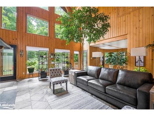 61 Lackie Crescent, Tiny, ON - Indoor Photo Showing Living Room