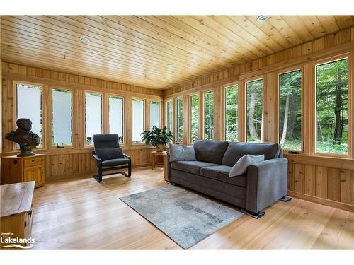 61 Lackie Crescent, Tiny, ON - Indoor Photo Showing Living Room