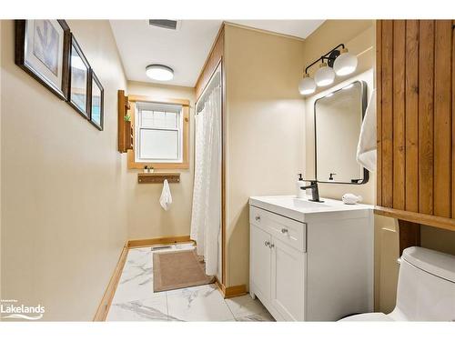 1201 Tingey Road N, Bracebridge, ON - Indoor Photo Showing Bathroom