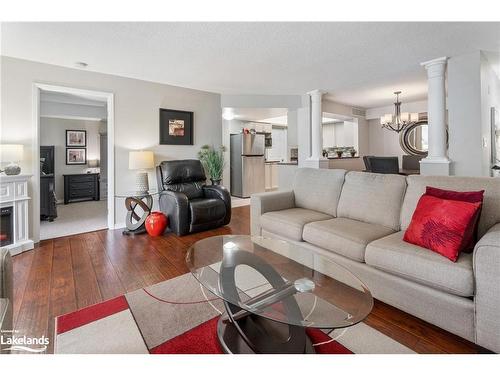 A405-216 Plains Road W, Burlington, ON - Indoor Photo Showing Living Room