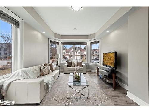 181 Anglo Street, Bracebridge, ON - Indoor Photo Showing Living Room