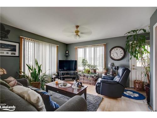 1178 Fraserburg Road, Bracebridge, ON - Indoor Photo Showing Living Room