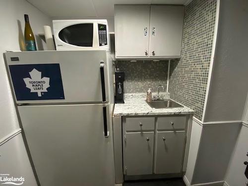 117 Beech Street, Brampton, ON - Indoor Photo Showing Kitchen