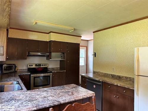 2108 Manitoba St, Bracebridge, ON - Indoor Photo Showing Kitchen With Double Sink