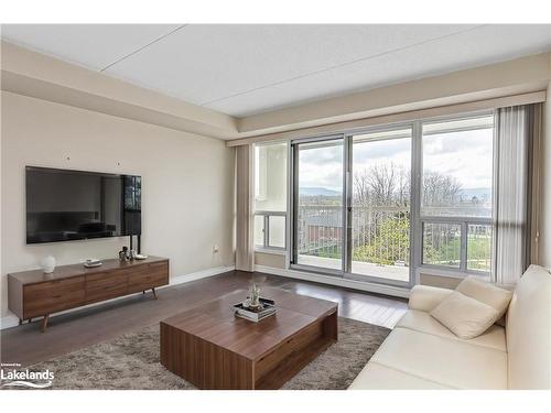 506-172 Eighth Street, Collingwood, ON - Indoor Photo Showing Living Room