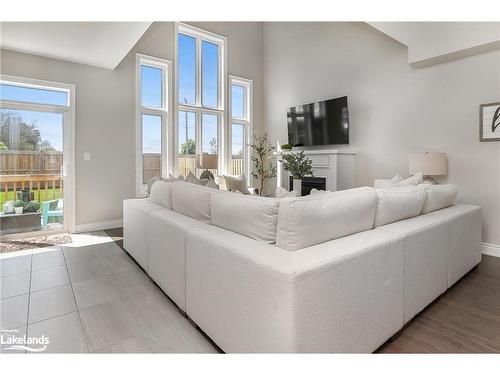 13 Autumn Drive, Wasaga Beach, ON - Indoor Photo Showing Living Room