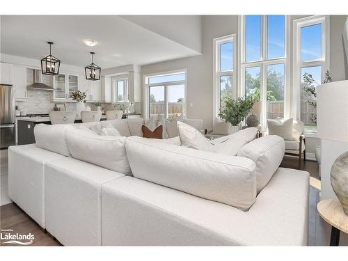 13 Autumn Drive, Wasaga Beach, ON - Indoor Photo Showing Living Room