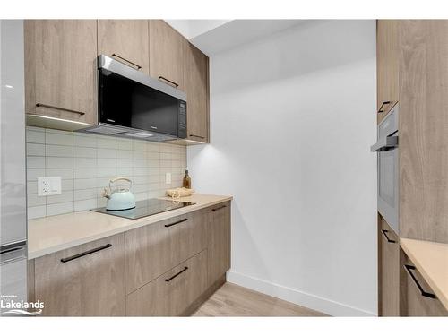 205-18 Beckwith Lane, The Blue Mountains, ON - Indoor Photo Showing Kitchen