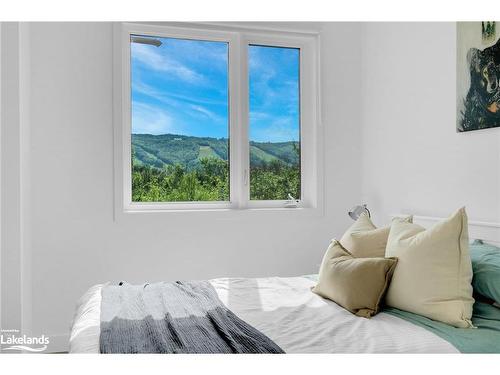 205-18 Beckwith Lane, The Blue Mountains, ON - Indoor Photo Showing Bedroom