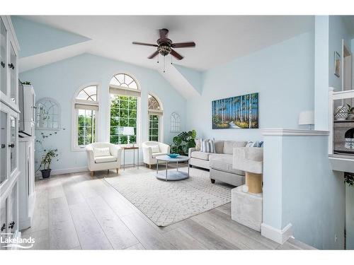 6 Connor Avenue, Collingwood, ON - Indoor Photo Showing Living Room