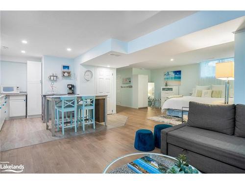 6 Connor Avenue, Collingwood, ON - Indoor Photo Showing Living Room