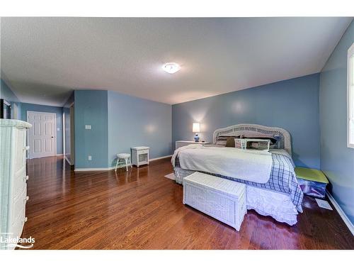 31 Fawndale Crescent, Wasaga Beach, ON - Indoor Photo Showing Bedroom