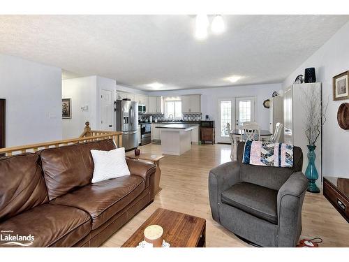 2577 7Th Avenue E, Owen Sound, ON - Indoor Photo Showing Living Room