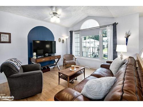 2577 7Th Avenue E, Owen Sound, ON - Indoor Photo Showing Living Room