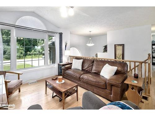 2577 7Th Avenue E, Owen Sound, ON - Indoor Photo Showing Living Room