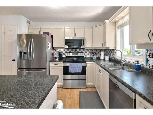 2577 7Th Avenue E, Owen Sound, ON - Indoor Photo Showing Kitchen With Double Sink