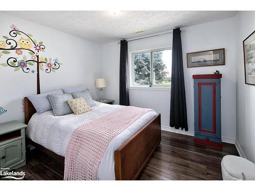 2577 7Th Avenue E, Owen Sound, ON - Indoor Photo Showing Bedroom