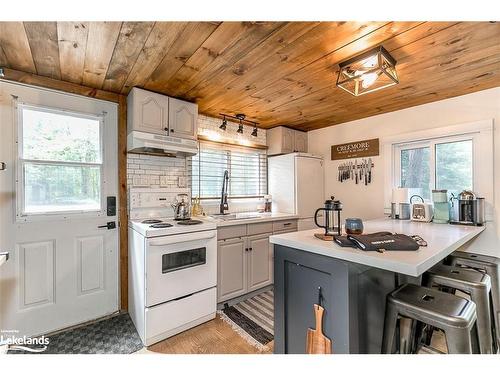 8383 9 County Road, Clearview, ON - Indoor Photo Showing Kitchen