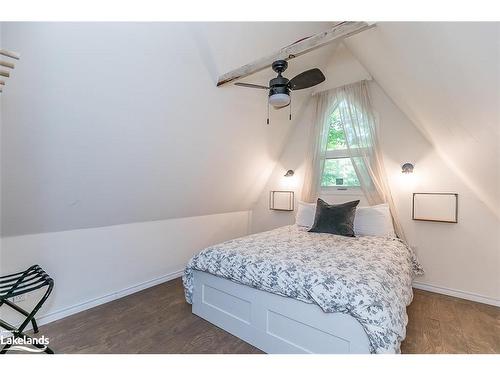 8383 9 County Road, Clearview, ON - Indoor Photo Showing Bedroom