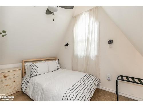 8383 9 County Road, Clearview, ON - Indoor Photo Showing Bedroom