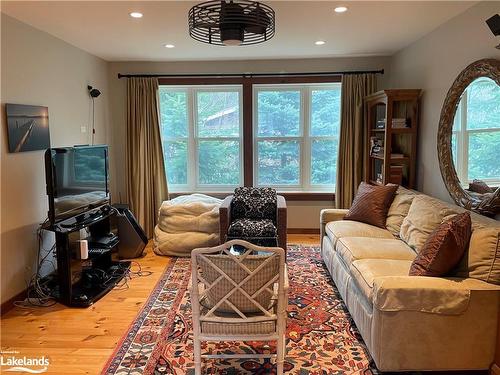 133 Kitzbuhl Crescent, The Blue Mountains, ON - Indoor Photo Showing Living Room