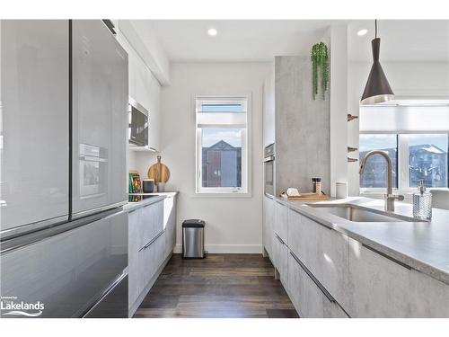 302-12 Beckwith Lane, The Blue Mountains, ON - Indoor Photo Showing Kitchen