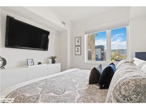 302-12 Beckwith Lane, The Blue Mountains, ON - Indoor Photo Showing Bedroom