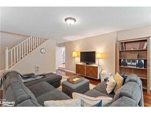 1270 Muskoka 10 Road, Port Sydney, ON - Indoor Photo Showing Living Room