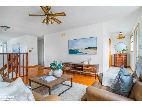 381 Zoo Park Road S, Wasaga Beach, ON - Indoor Photo Showing Living Room