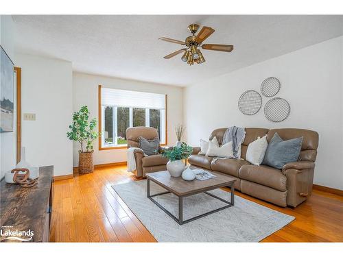 381 Zoo Park Road S, Wasaga Beach, ON - Indoor Photo Showing Living Room