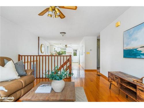 381 Zoo Park Road S, Wasaga Beach, ON - Indoor Photo Showing Living Room