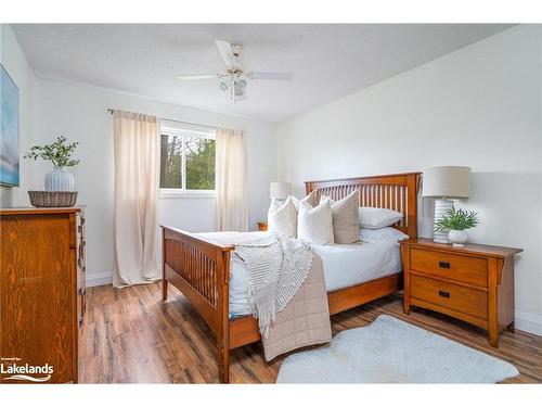 381 Zoo Park Road S, Wasaga Beach, ON - Indoor Photo Showing Bedroom