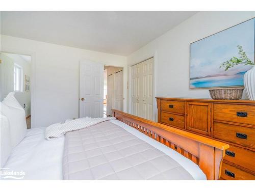 381 Zoo Park Road S, Wasaga Beach, ON - Indoor Photo Showing Bedroom