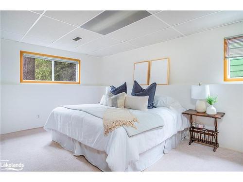 381 Zoo Park Road S, Wasaga Beach, ON - Indoor Photo Showing Bedroom