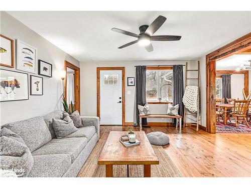 209009 26 Highway, Clarksburg, ON - Indoor Photo Showing Living Room