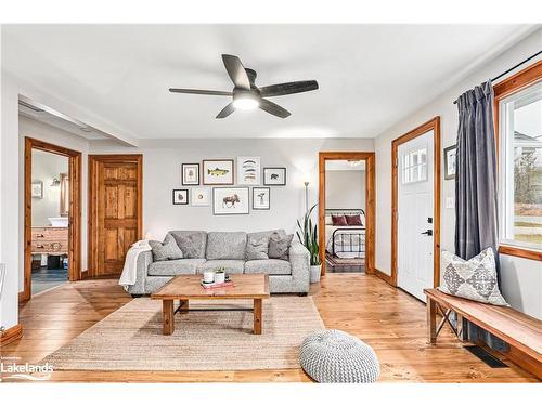 209009 26 Highway, Clarksburg, ON - Indoor Photo Showing Living Room