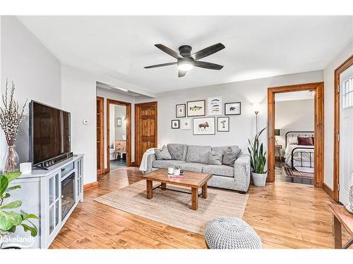 209009 26 Highway, Clarksburg, ON - Indoor Photo Showing Living Room