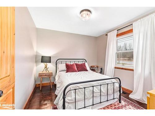 209009 26 Highway, Clarksburg, ON - Indoor Photo Showing Bedroom