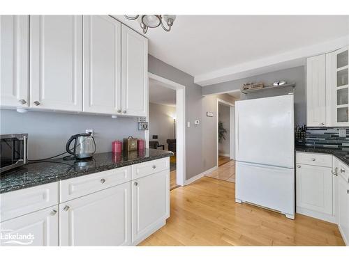 372 Livingstone Street W, Barrie, ON - Indoor Photo Showing Kitchen