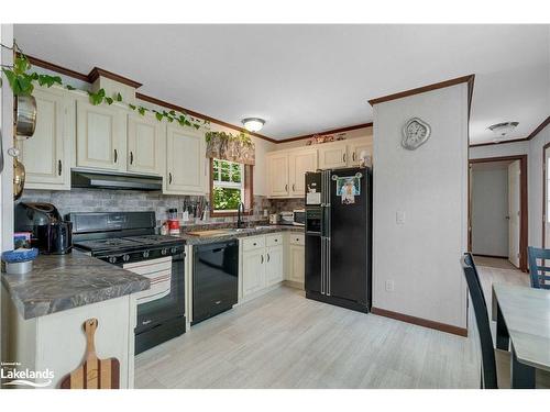 676 Super Sign Road, Emsdale, ON - Indoor Photo Showing Kitchen