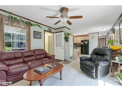 676 Super Sign Road, Emsdale, ON - Indoor Photo Showing Living Room