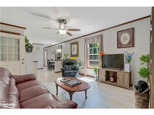 676 Super Sign Road, Emsdale, ON - Indoor Photo Showing Living Room