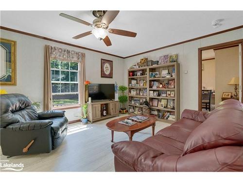 676 Super Sign Road, Emsdale, ON - Indoor Photo Showing Living Room