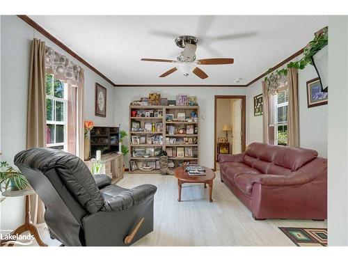 676 Super Sign Road, Emsdale, ON - Indoor Photo Showing Living Room