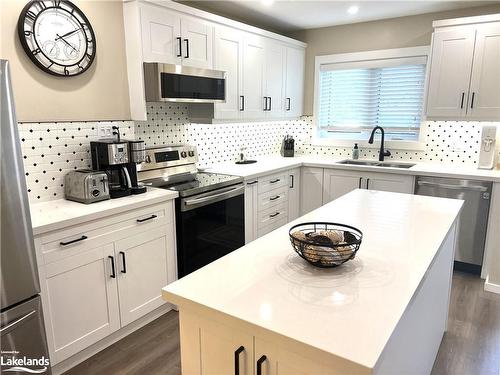 550 Oxbow Crescent, Collingwood, ON - Indoor Photo Showing Kitchen With Upgraded Kitchen