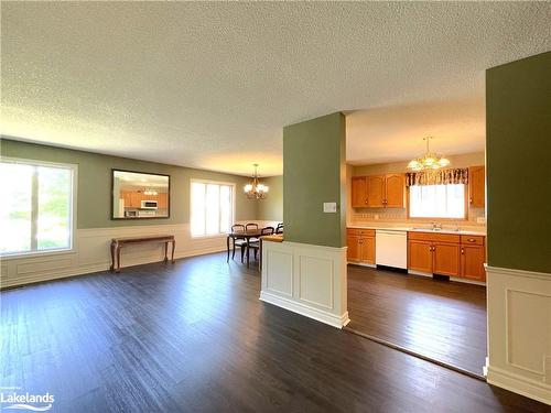 86 Wasaga Sands Drive, Wasaga Beach, ON - Indoor Photo Showing Living Room