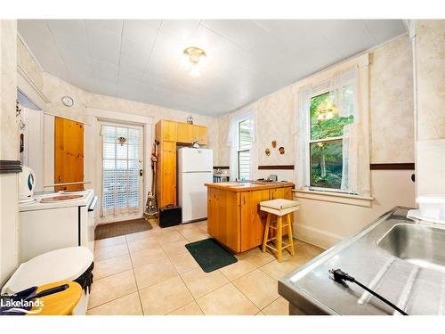 12 Church Street, Parry Sound, ON - Indoor Photo Showing Kitchen