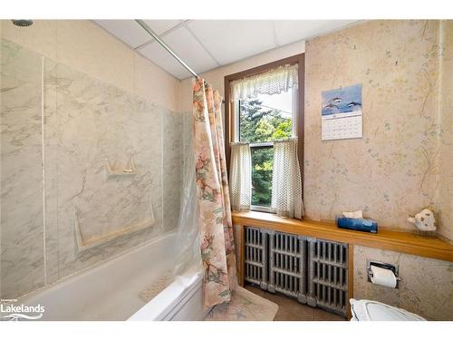 12 Church Street, Parry Sound, ON - Indoor Photo Showing Bathroom