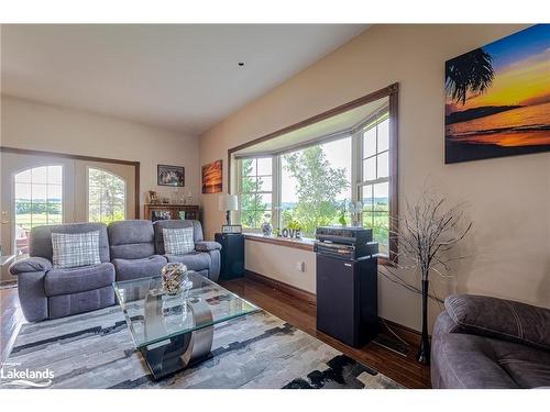 1919 Conc 6 S Notta S, Clearview, ON - Indoor Photo Showing Living Room