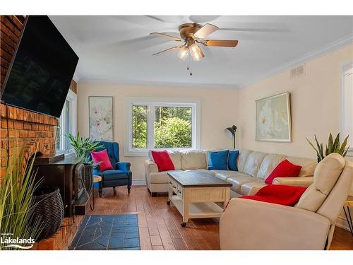 1006 Spring Lake Road, Dwight, ON - Indoor Photo Showing Living Room